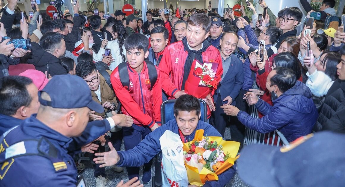 BỨC ẢNH ĐỘC ĐÁO GÂY CHUỘC TÌNH CẦU CỦA NHÀ HUẤN LUYỆN VIÊN HÀN QUỐC VỚI CẦU THỦ U.23 VIỆT NAM