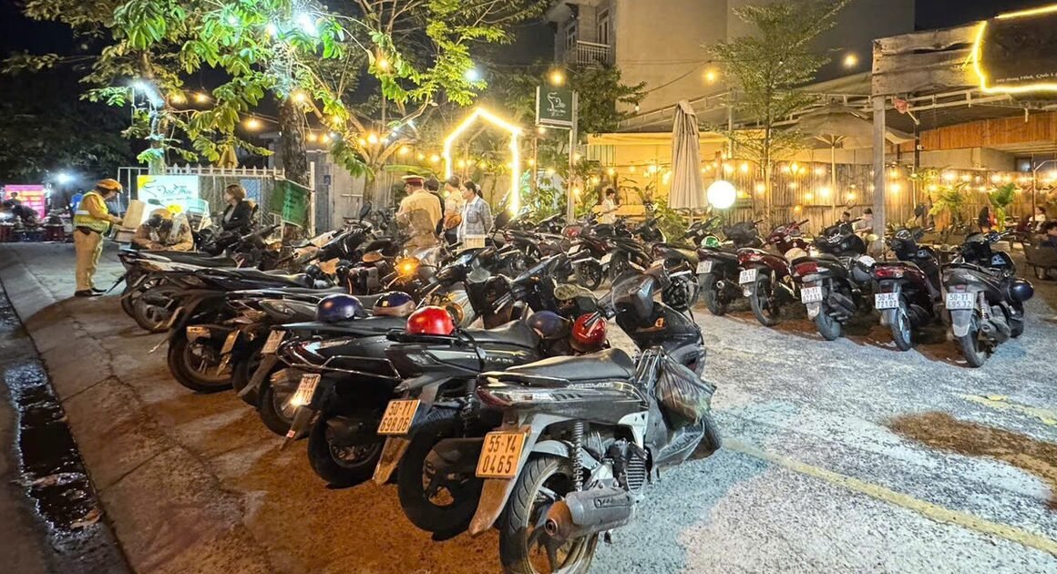 GIAO THÔNG TẠI TP.HCM ĐƯỢC ĐIỀU CHỈNH NHỜ CUỘC RA QUÂN XỬ PHẠT XE TRƯỚC CÁC QUÁN NHẬU, CAFE!