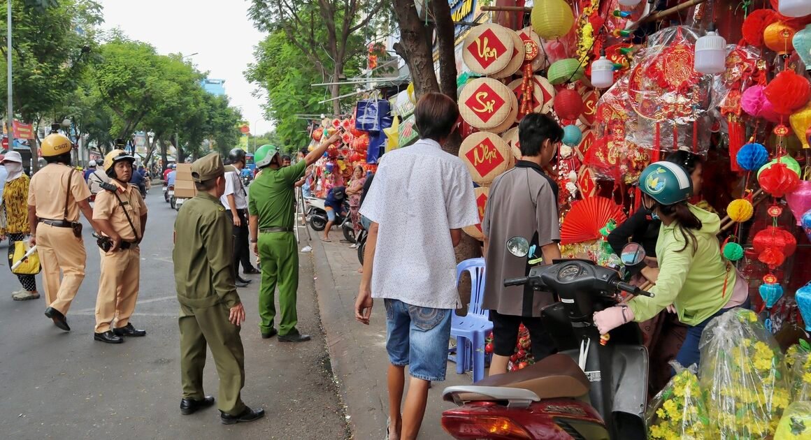 ĐOÀN KẾT QUẢN LÝ VỈA HÈ: TP.HCM ĐANG CẬN R271 GỬI DẠY VỀ QUY ĐỊNH CHO THỐNG NHẤT