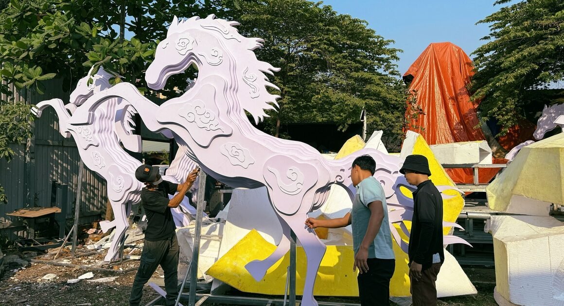 KHẨU ĐẦU 2026: BA XƯỞNG CHÍNH ĐỒNG TÂM TẠO NÊN LINH VẬT ĐẶC SẮC CỦA ĐƯỜNG HOA NGUYỄN HUỆ TẾT BÍNH NGỌ!