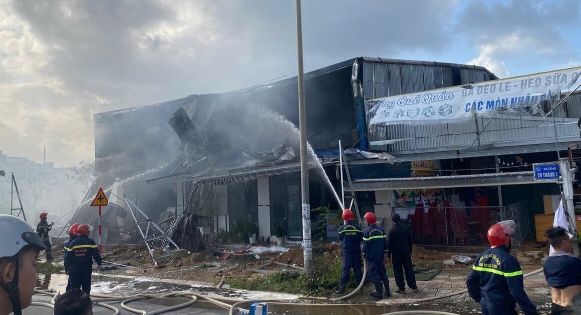 CHÁY LỚN Ở CỬA HÀNG VẬT LIỆU XÂY DỰNG P.HÒA XUÂN, KHÓI ĐEN BỨC MÙ ING, NGƯỜI DÂN HOẢNG LOẠN