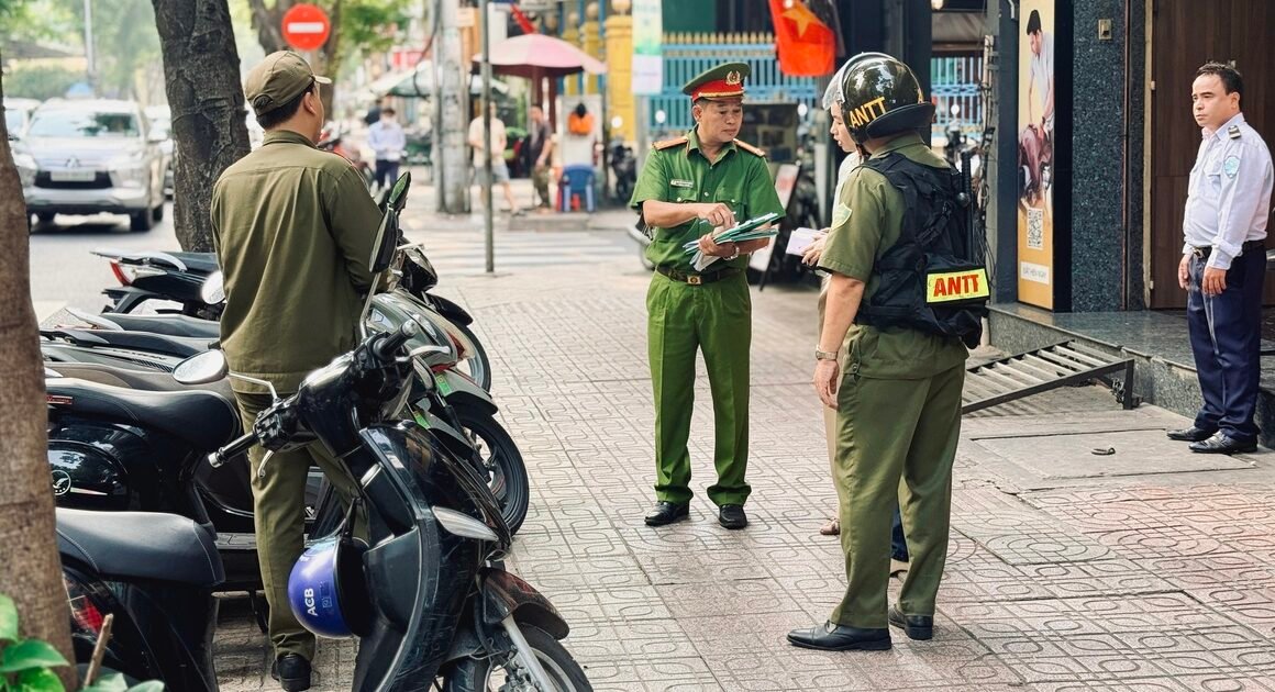CÓ ĐƯỢC PHÉP ĐỖ XE MÁY TRÊN VỈA HÈ CÁC CƠ SỞ KINH DOANH – ĐIỀU GÌ ĐANG THAY ĐỔI Ở TRUNG TÂM TP.HCM?