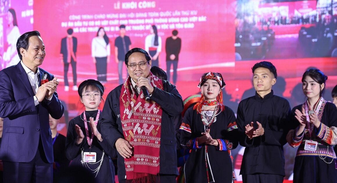 XUYÊN QUA ĐẦU ĐỜI, THỦ TƯỚNG PHẠM MINH CHÍNH ĐÃ TRẢI NGHIỆM CÂU CHUYỆN VÀO ĐÓ, BẠN CÓ BIẾT ĐIỀU GÌ ĐẶC BIỆT?