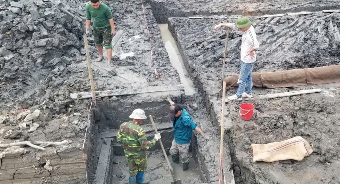 KHÁM PHÁ PHÁT HIỆN KHU VỰC CỘT GỖ CỔ ĐẠI ẨN CHỨA BÍ ẨN LỊCH SỬ ĐỀN KIẾP BẠC!