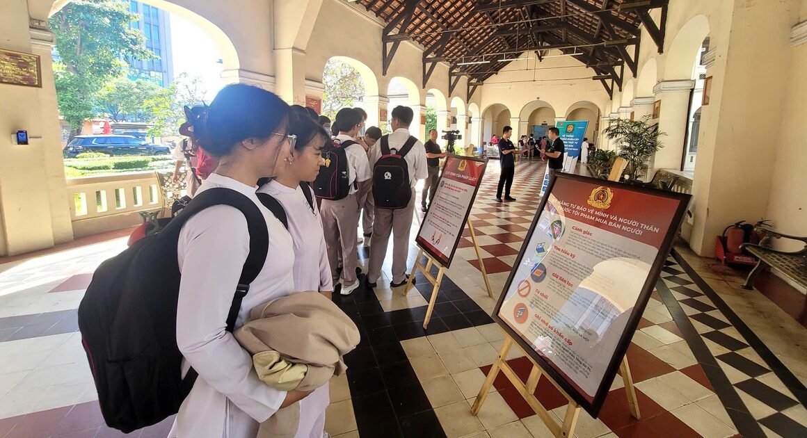 TĂNG CƯỜNG NHẬN THỨC CÁC NGUY CƠ XÂM PHẠM, BƯỚC ĐỘT PHÁ CHỐNG TỘI PHẠM TRUYỀN THỐNG!