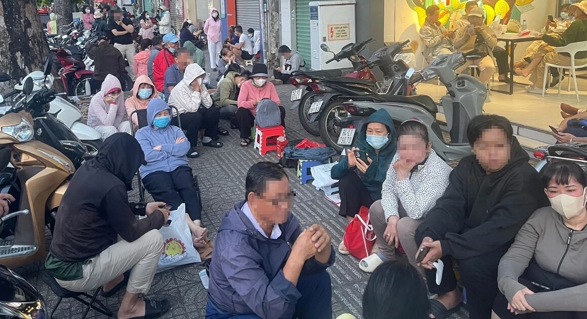 VÀNG ĐẠT ĐỈNH, HÀNG CHỤC NGƯỜI CHỜ MUA VÀNG TRONG GIỚI Hạn!