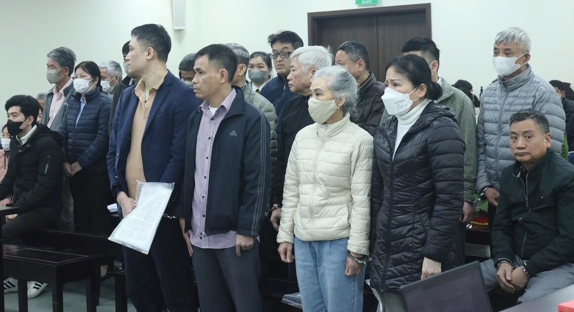 ĐIỀU TRA KỊP THỜI: ÔNG THÂN ĐỨC LẠI NHẬN HỐI LỘ GẦN 700 TRIỆU ĐỒNG TRONG PHÒNG LÀM VIỆC MỖI QUÝ!