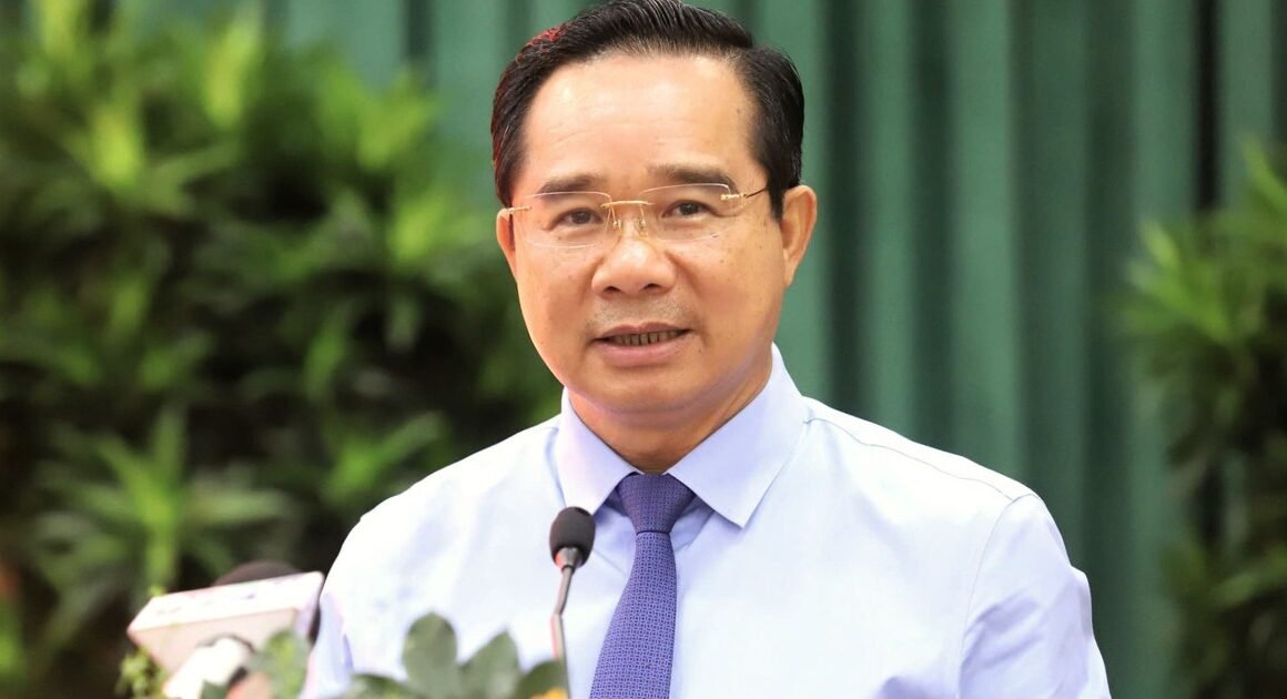 HÀNG TIỀN ĐẠO ĐỌ ĐÁ VỚI UBND TP.HCM: CHUYỀN CÓ, SÚT CŨNG XONG!