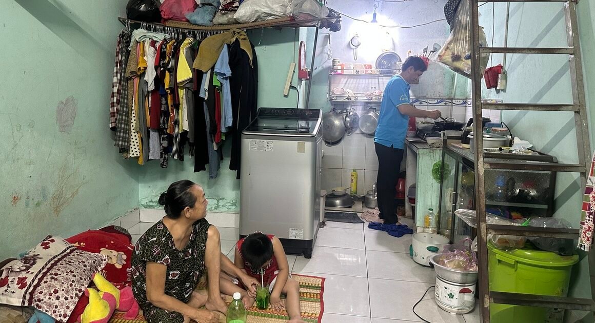 KHÁN GIẢNG NHIỀU CÔNG NHÂN CHỌN Ở LẠI KHU CÔNG NGHIỆP ĐỂ CHÀO ĐÓN TẾT, DÙ “THẮT LƯNG BUỘC BỤNG” CẢ NĂM CHỜ ĐỢI NHẤT.