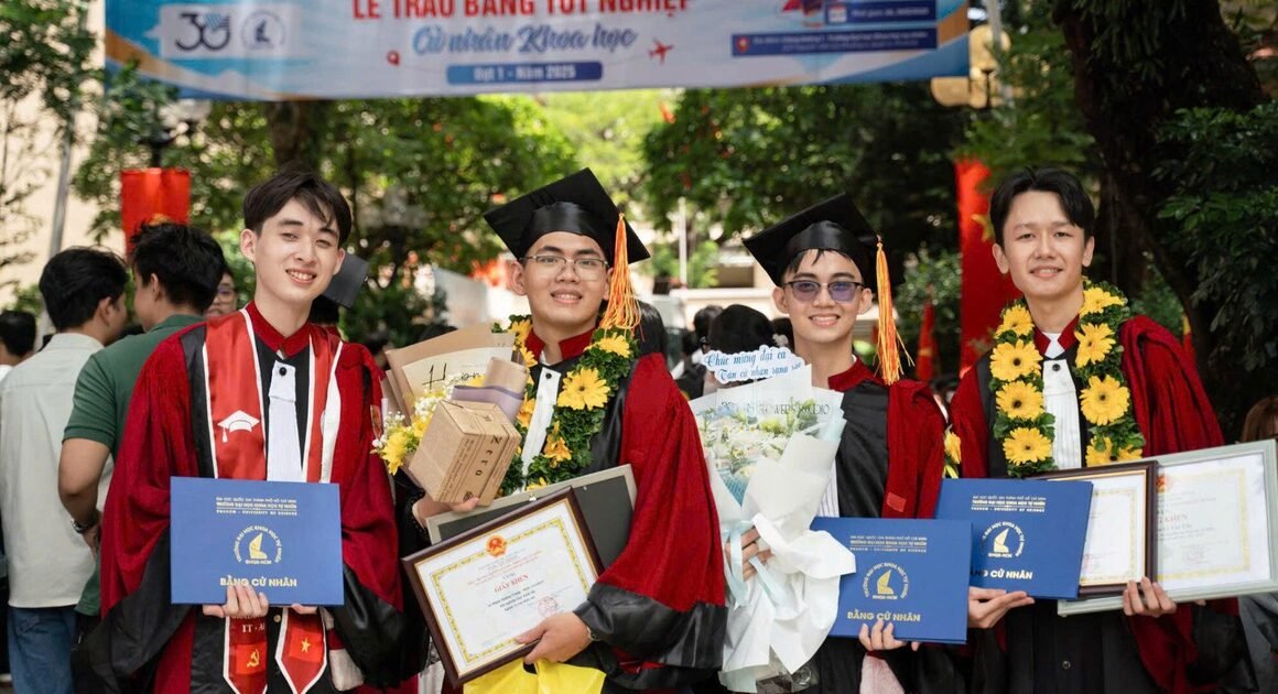 LẦN ĐẦU TIÊN TẠI VIỆT NAM, SINH VIÊN NGÀNH AI ĐẦU TIÊN ĐÃ TỐT NGHIỆP, MỞ RA HÀNG TRĂM CƠ HỘI CÁCH MẠNG CÔNG NGHỆ SỐ!