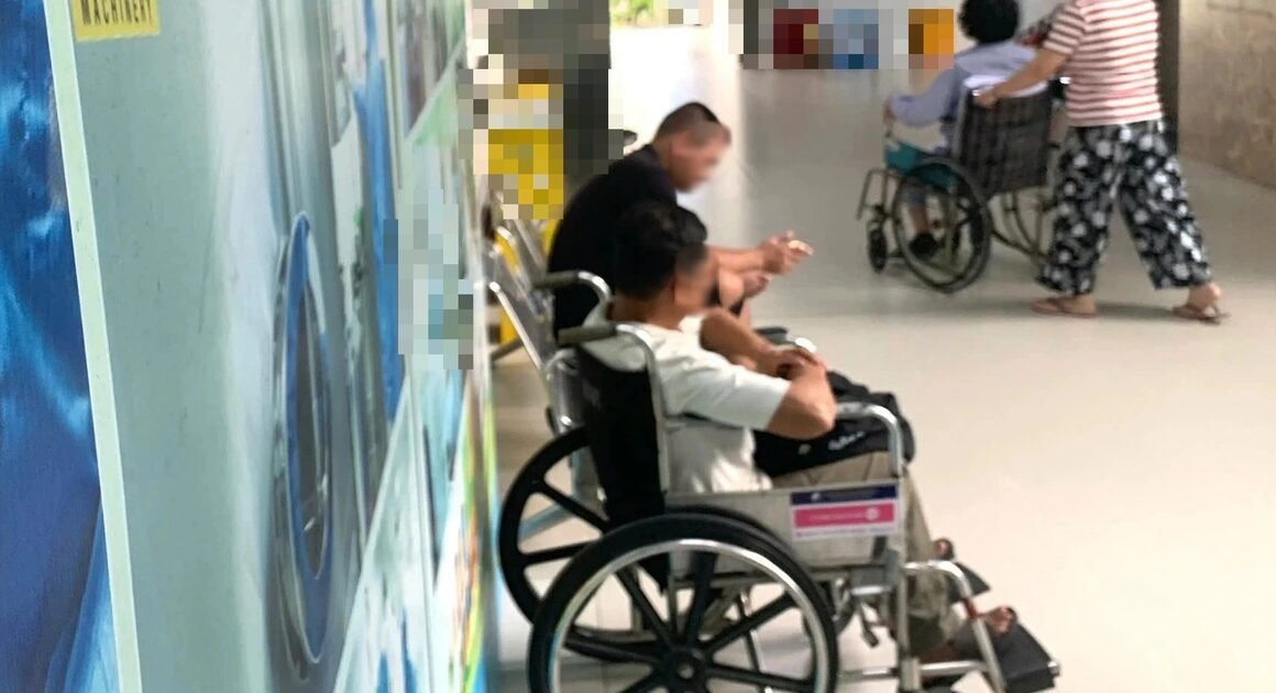 BÊN CẠNH BỆNH NHÂN, AI LÀ NHỮNG NGƯỜI CHUẨN BỊ MÀ KHÔNG AI NÓI?