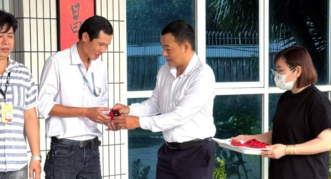 HƠN 1.000 CÔNG NHÂN CỐNG HIẾN NHIỀU NĂM NHẬN VÈNG TẾT TRỊ GIÁ 1 CHỈ!