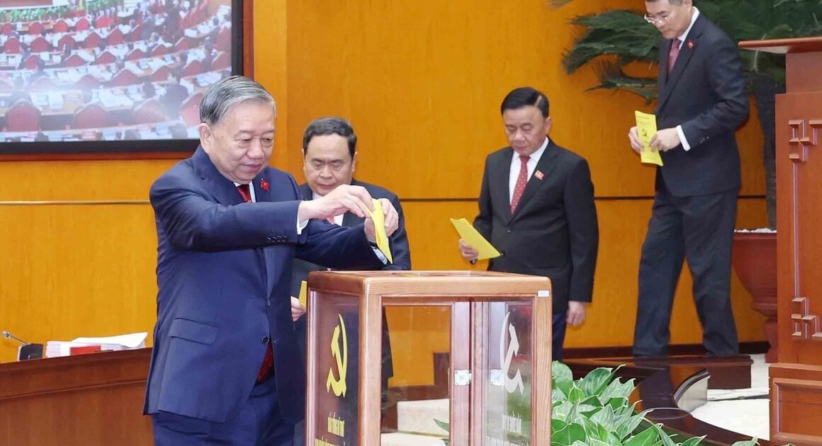 BỘ CHÍNH TRỊ KHÓA XIV CÓ GÌ ĐẶC BIỆT KHI XUẤT HIỆN 10 ỦY VIÊN KHÓA XIII TÁI CỬ VÀ 9 GƯƠNG MẶT MỚI?