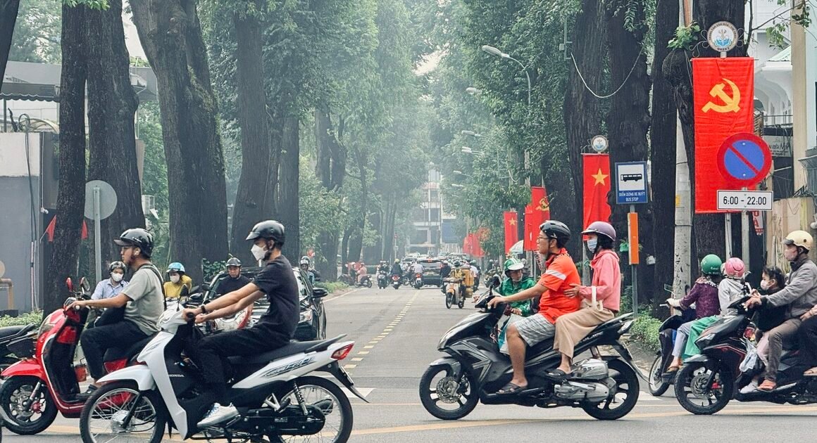 TẠI SAO BẦU TRỜI TP.HCM BAO PHỦ BỤI MỊT & U ÁM ĐẾN CHIỀU NÀY?