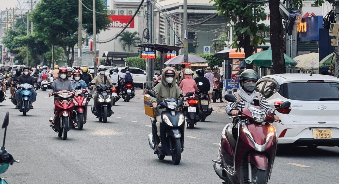 KHÔNG KHÍ MỚI SÁNG NAY 8.1 KHIẾN TP.HCM SE LẠNH CHƯA TỪNG CÓ!