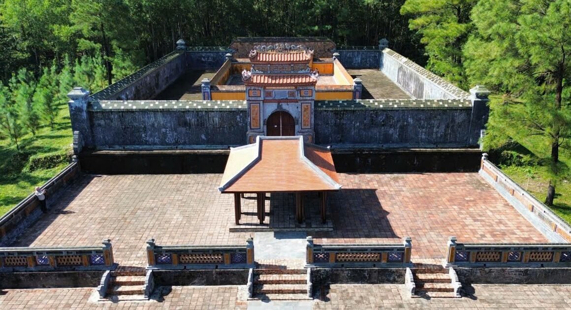 VIỆC XÂY DỰNG CÔNG TRÌNH LẠ TRÊN DI TÍCH LĂNG VUA THIỆU TRỊ BỊ YÊU CẦU THÁO DỠ ĐỂ TRẢ NGUYÊN TRẠNG CHO DI TÍCH TRUYỀN THỐNG?