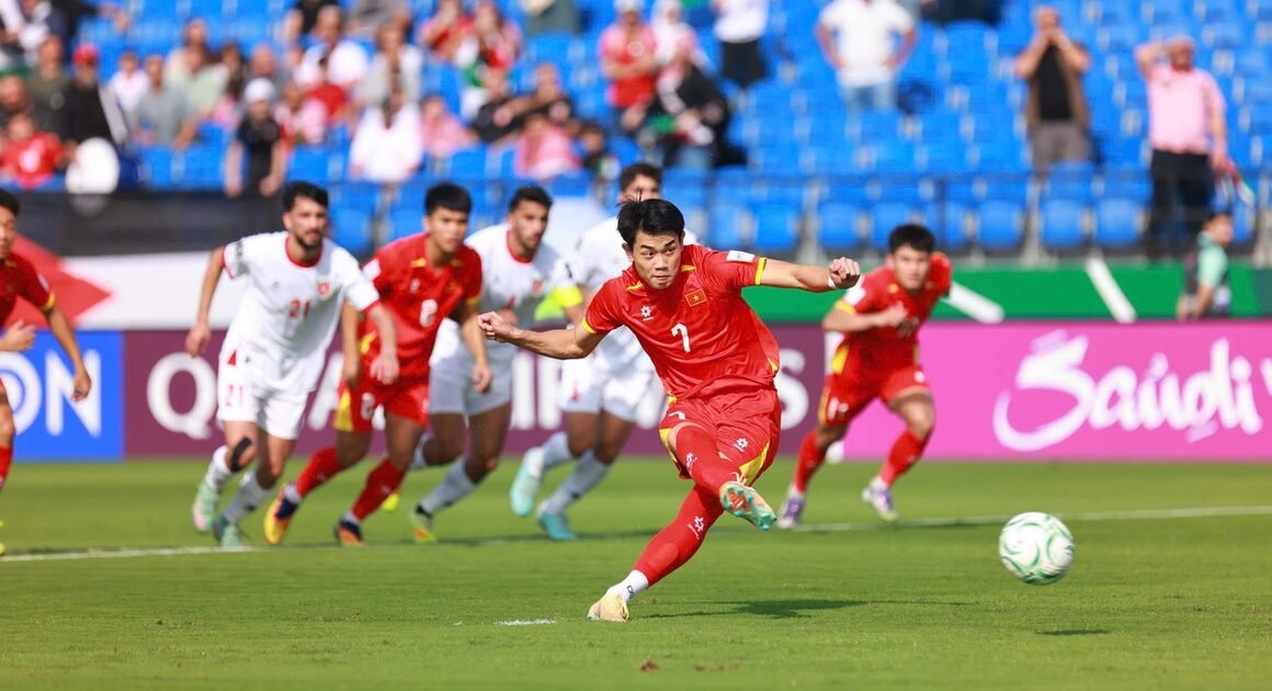 ĐÌNH BẮC VÀ HIỂU MINH TẠO NÊN BƯỚC NGOẶT SỐNG CÒI CHO ĐỘI TUYỂN U.23 VIỆT NAM TRONG TRẬN MỞ MÀN CHUNG KẾT U.23 CHÂU Á 2026!