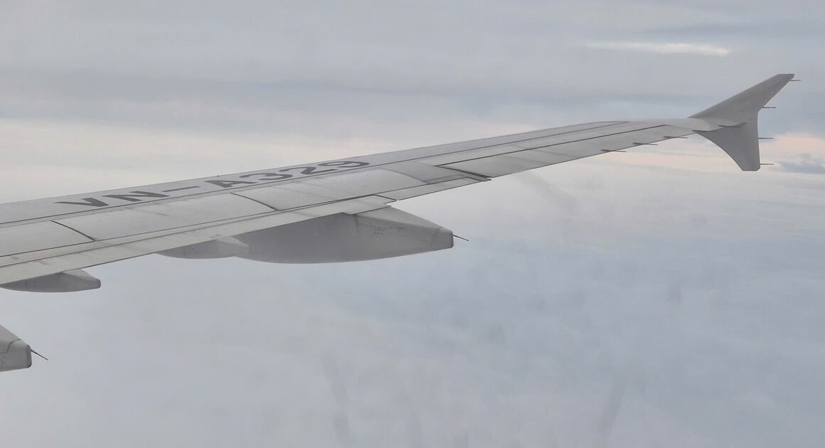 BẠN ĐÃ TỪNG CHOÁNG NGẠP VÌ GIÁ VÉ MÁY BAY CUỐI NĂM CHƯA?