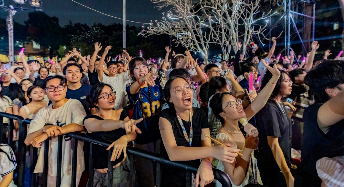 ĐÊM HỘI ÂM NHẠC KHÔNG KHÍ, GÂY CHO NGHỆ THUẬT SỐNG ĐỘNG VỚI HÀNH TRÌNH TUỔI HỒNG MINH KHAI 30 NĂM ĐÁNG NHỚ!