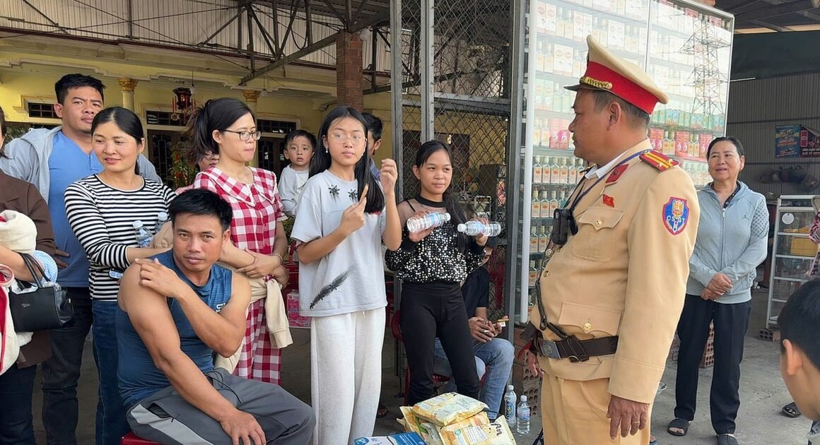 HÀNG CHỤC HÀNH KHÁCH MẮC KẸT GIỮA ĐÊM, CSGT Nhanh Chóng CỨU ĐÓI VÀ PHỤC VỤ TRÊN ĐƯỜNG SAU BÁO CỨU TRÊN MẠNG XÃ HỘI!