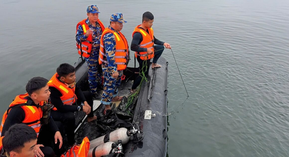 AI ĐANG KHOA CỠNG TỪ HẢI PHÒNG XUỐNG LỘC CAI, CHIẾN SĨ ĐẶC CÔNG NHÓM BƯỚC VÔ TÒ MÒ GIỮA ĐÊM TĂM.