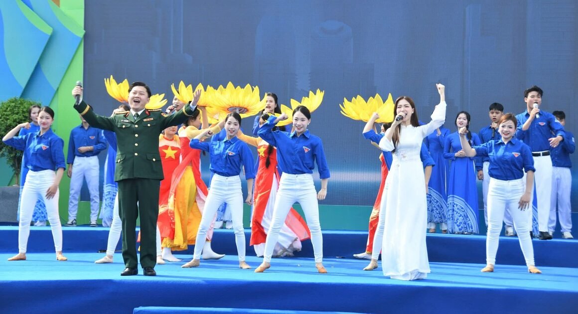 “ÁO XANH GỌI TƯƠNG LAI – BỨC TRANH SÁNG TẠO ĐỘC ĐÁO TỪ TÙY VIÊN TRẺ XUẤT SẮC NHẤT CHO ĐẠI HỘI ĐOÀN TNCS HỒ CHÍ MINH LẦN THỨ XIII!”