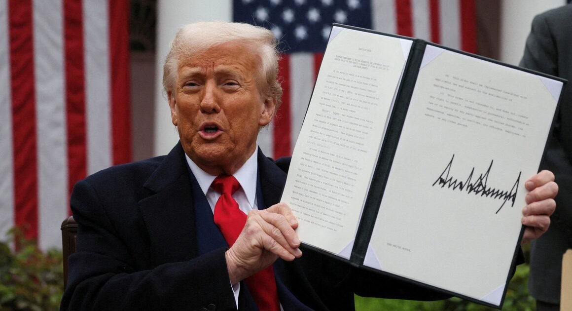 TÒA ÁN TỐI CAO MỸ ĐÁNH CHÁY CHIẾC “VŨ KHÍ THUẾ” CỦA TỔNG THỐNG TRUMP!