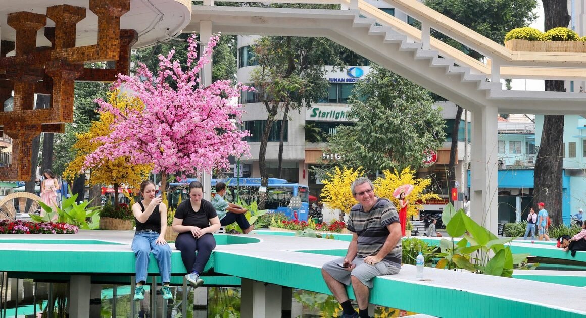 KHÁM PHÁ DIỆN MẠO MỚI CỦA HỒ CON RỰA TRƯỚC TẾT: SỨC SỐNG TRẺ TRUNG ĐẦY MÀU SẮC AI CŨNG MUỐN ĐẾN THĂM