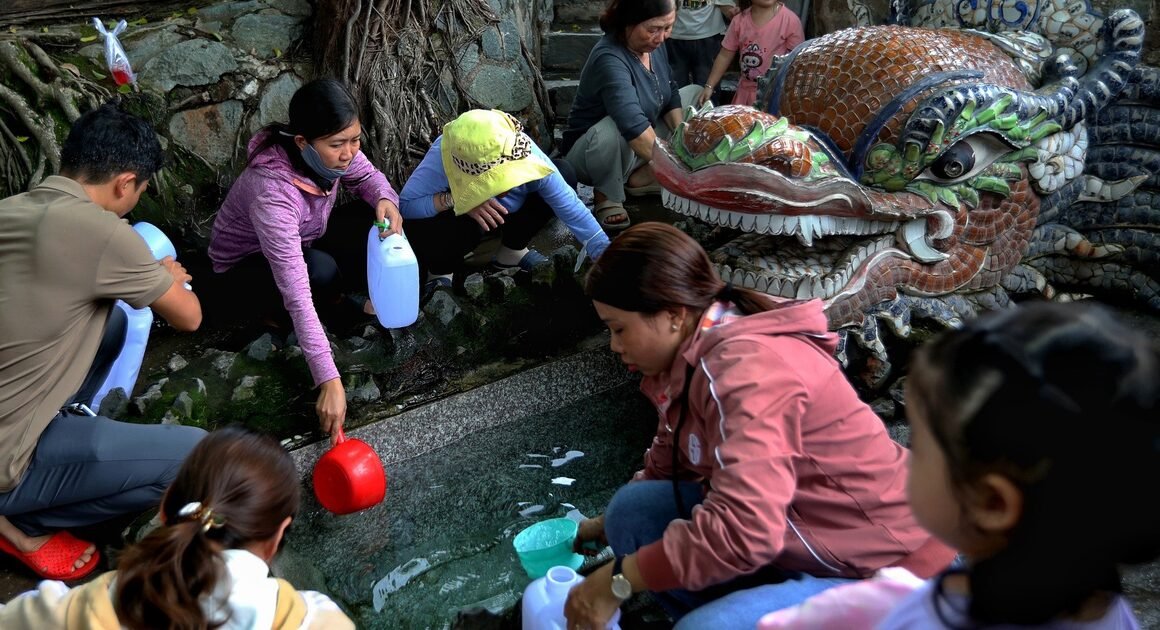 DÒNG NGƯỜI ĐỔ VỀ MIẾU MẠCH NƯỚC ĐẦU NĂM, CẦU TÀI LỘC VÀ BÌNH AN SHELTERED TỐI ĐA!