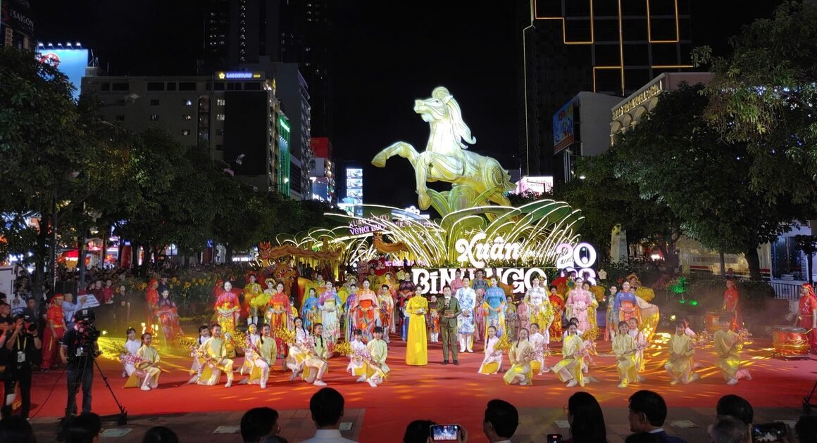 KHÁM PHÁ ĐƯỜNG HOA NGUYỄN HUỆ TẾT BÍNH NGỌ 2026 – MỖI NGÀY MỘT MÀU SẮC SÔI ĐỘNG, ĐÓN CHỜ NHIỀU BẤT NGỜ!