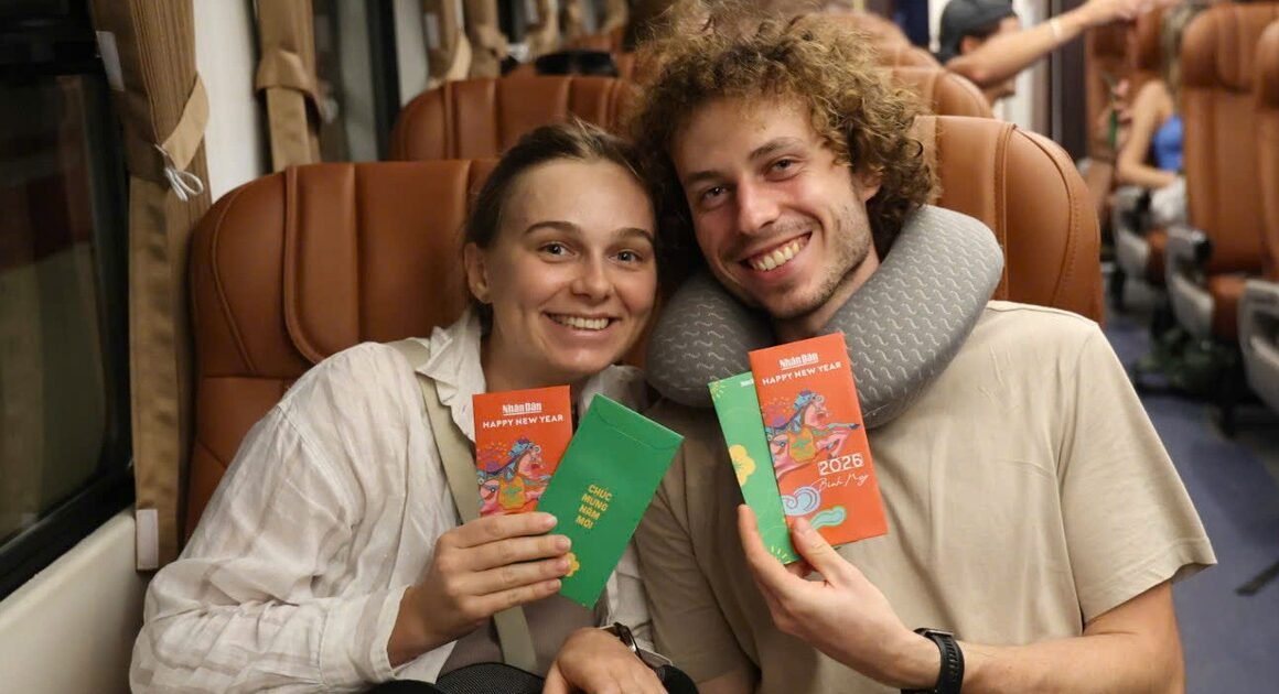 BẠN ĐÃ BIẾT CHƯA, CHUYẾN TÀU CUỐI CÙNG NĂM ẤT TỴ NÀY ĐÃ VẬN CHUYỂN HÀNG TRĂM HÀNH KHÁCH ĐỂ ĐÓN TẠI TRÊN ĐƯỜNG DÀI 1.700 KM, SẼ CÙNG HỌ CHẠM MÙA ĐÓN NĂM MỚI TRÊN TÀU!