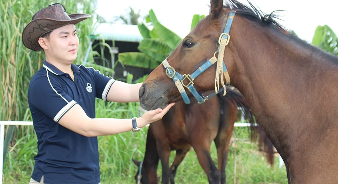 KHI NHỮNG VÓ NGỰA CỦA THỜI XƯA BÙNG NỔ TRỞ LẠI, BẠN SẼ ĐƯỢC GẶP GỠ CHÀNG TRAI 25 TUỔI ĐAM MÊ VÀ TỎI SÁNG TRONG TỪNG GIÁC MƠ.