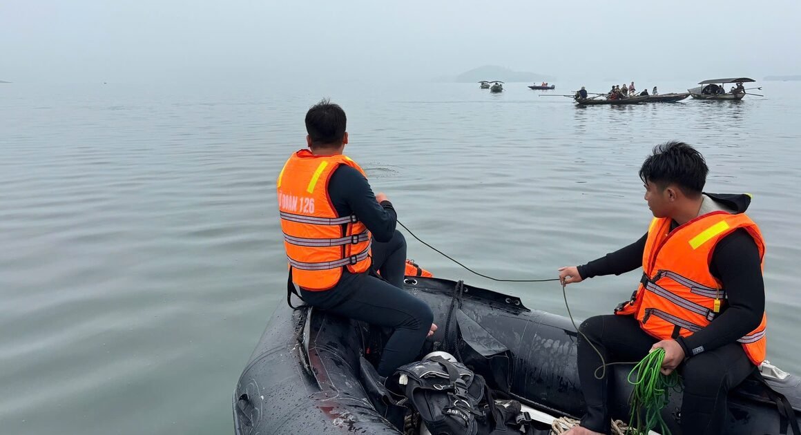 LỰC LƯỢNG ĐẶC CÔNG NGƯỜI NHÁI ĐANG TIẾN HÀNH MỞ RỘNG KHU VỰC TÌM KIẾM NẠN NHÂN MẤT TÍCH TRONG VỤ TÀU CHÌM.