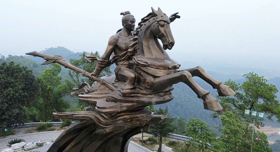 KHÁM PHÁBÊN TRONG TƯỢNG ĐÀI THÁNH GIOGNG, BÃO VẬY CÓ HAI ‘QUẢ TIM’ ĐẬM CHẤT PHÁO KHOÁI!