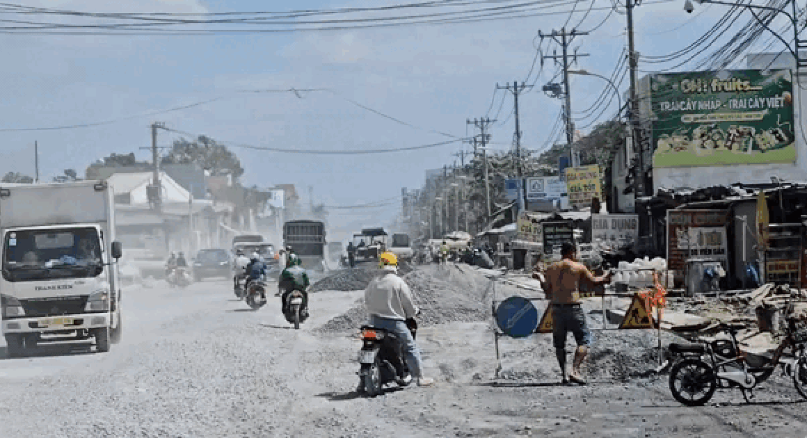 TIẾNG BỤI MÙ DÀI THÁNG, NGUY CƠ MẤT AN TOÀN GIAO THÔNG TĂNG DẦN QUA CÔNG TRÌNH NÂNG CẤP ĐƯỜNG LÒ LU!