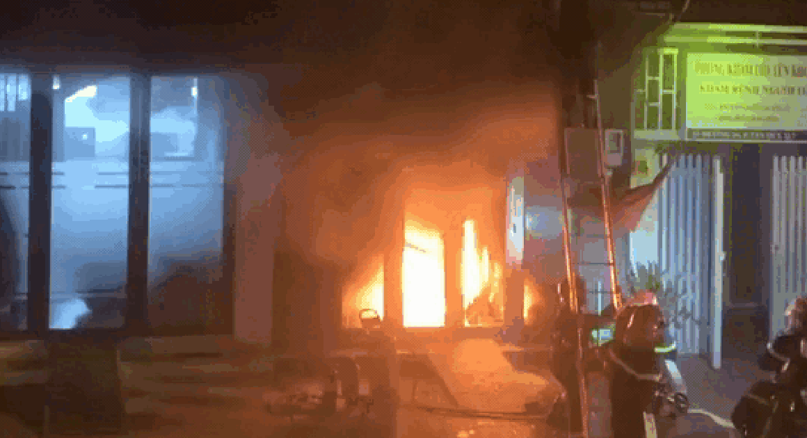 CHÁY NỔ XẢY RA TRONG ĐÊM, BỐN NGƯỜI CẦN GIẢI CỨU KHỎI NGỤC KHÓI ĐEN NGỤC CHÂN, AI ĐÃ BƯỚC RA AN TOÀN?