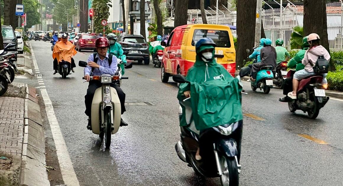 MƯA TRÁI MÙA ĐÁNG NGHI VẤN ĐANG GIẾT XUỐNG TP.HCM VÀ NAM BỘ, MƯA CÓ THỂ KÉO DÀI ĐẾN NGÀY MAI!