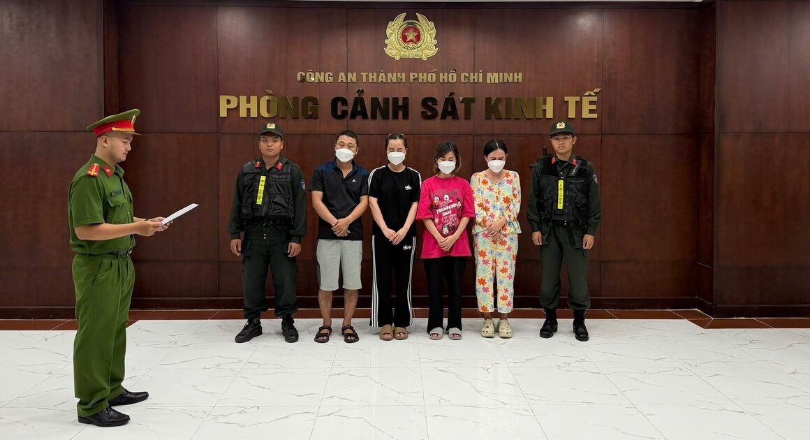 PHÁT HIỆN ĐƯỜNG DÂY BUÔN HÀNG GIẢ MỸ PHẨM TRÊN MẠNG, CÔNG AN TP.HCM BẮT GIỮ HÀNG CHỤC TỶ ĐỒNG GIÁ TRỊ