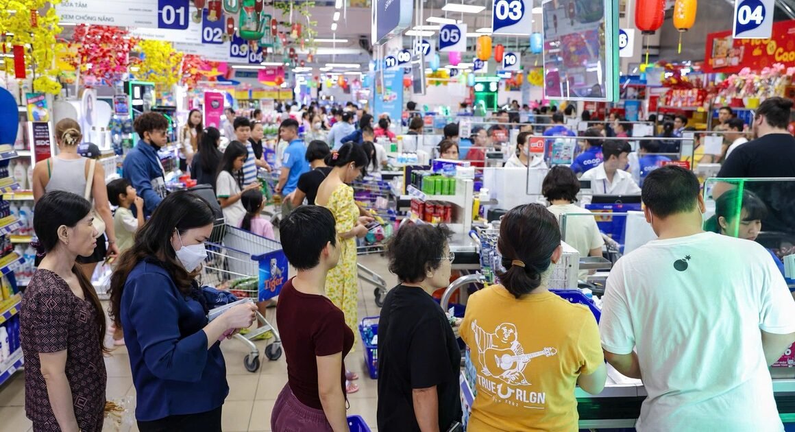 TẠI SAO NGÀY TẾT NÀY, HÀNG NGÀN NGƯỜI ĐẾN SIÊU THỊ ĐỂ SĂN HÀNG THIẾT YẾU GIÁ RẺ HƠN?