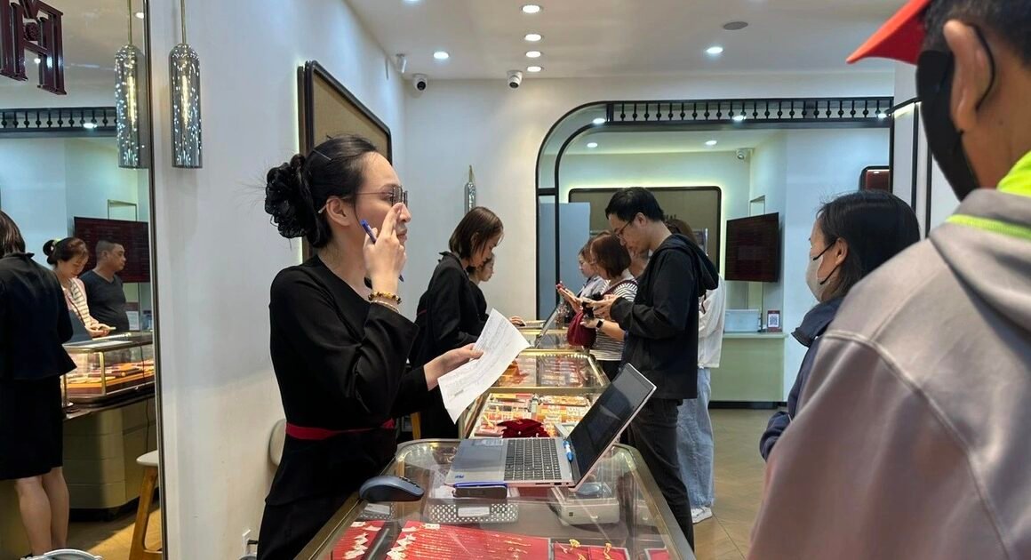 NHU CẦU MUA VÀNG VẦY ĐẦU NĂM ĐANG TĂNG MẠNH, DÙ CHƯA ĐẾN NGÀY VÍA THẦN TÀI!