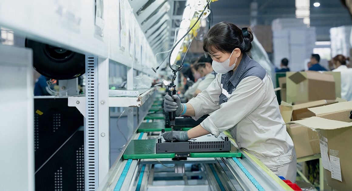 KHẢ NĂNG VƯƯỢT MẶT KHÔNG CHỈ Ở TỶ LỆ TĂNG TRƯỞNG, MÀ Ở KHẢ NĂNG ỔN ĐỊNH VÀ ĐẢM BẢO CÁC CÂN ĐỐI LỚN CỦA NỀN KINH TẾ VIỆT NAM TRONG NĂM 2025!