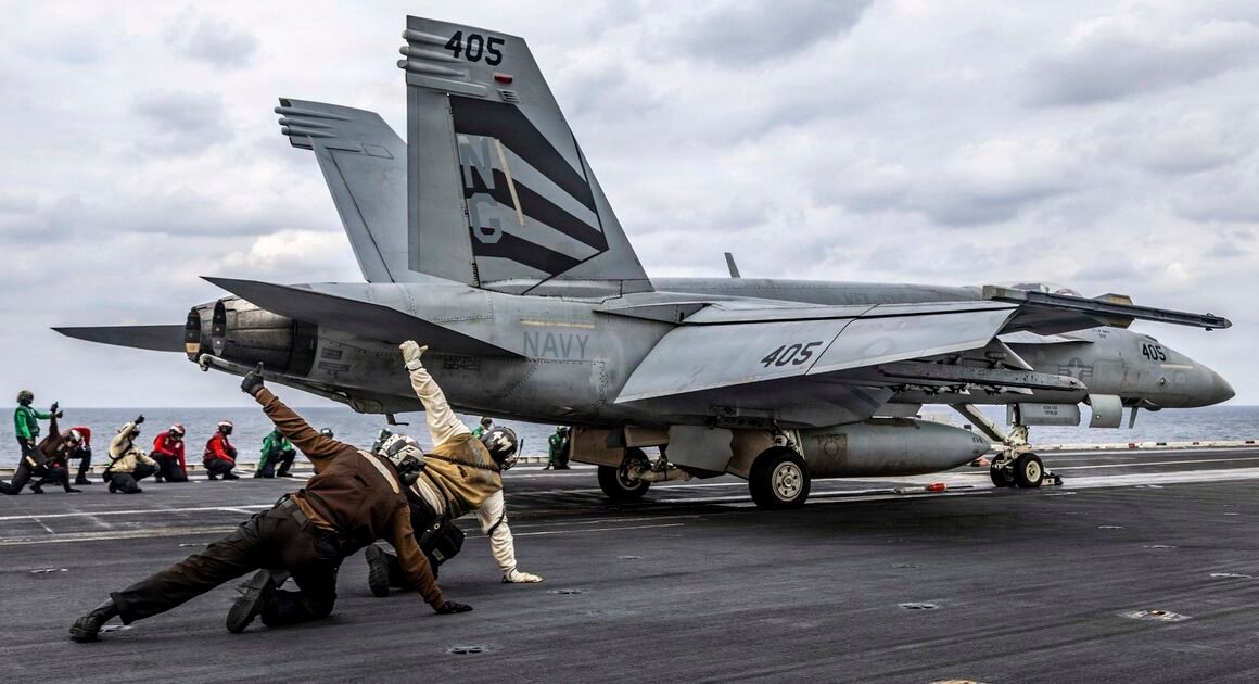 QUAN ĐIỂM NÚI LỬA GIỮA MỸ VÀ IRAN ĐÊU GẦN CHÁY BỎNG VỞ CÙNG MÁY BAY KHÔNG PERSON GÁN SÁT TÀU SÂN BAY USS ABRAHAM LINCOLN