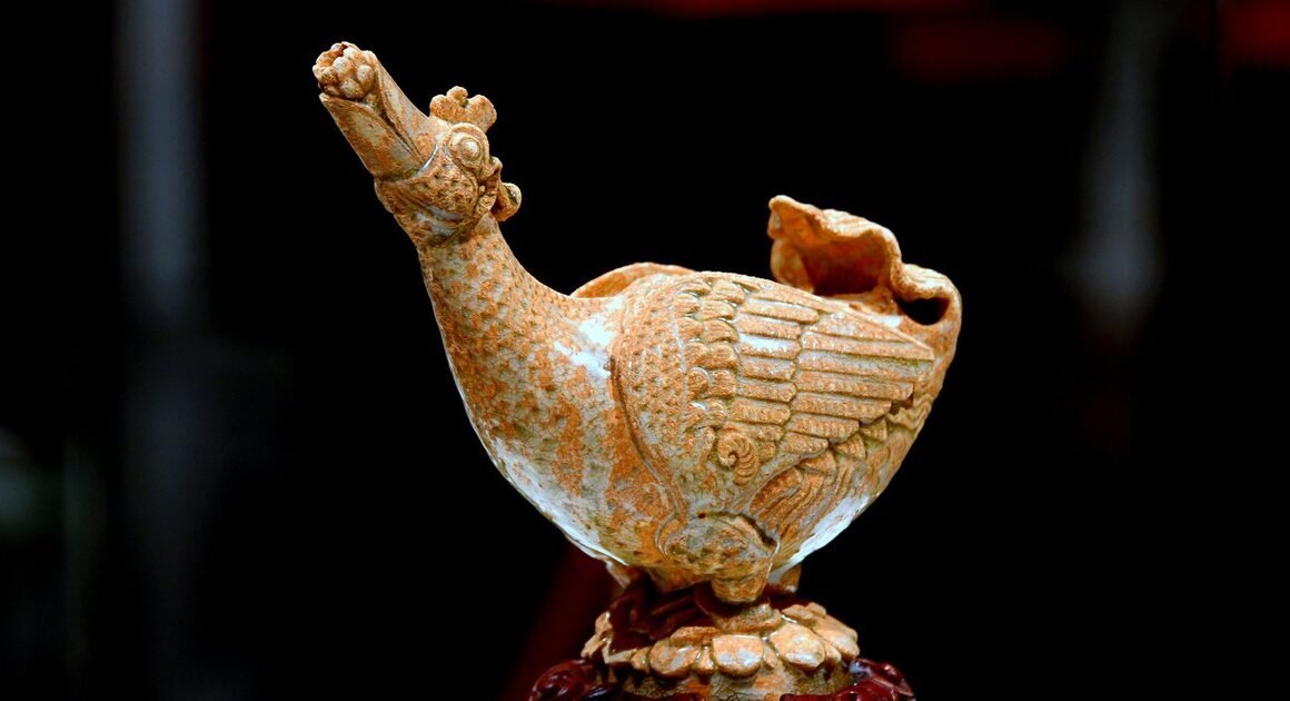 KHÁM PHÁ HÀNH TRÌNH KỲ VĨ SHOCKING BẮT ĐẦU TỪ CON NGỌNG CỔ CAO GIỮA BẢO TÀNG HÀ NỘI!