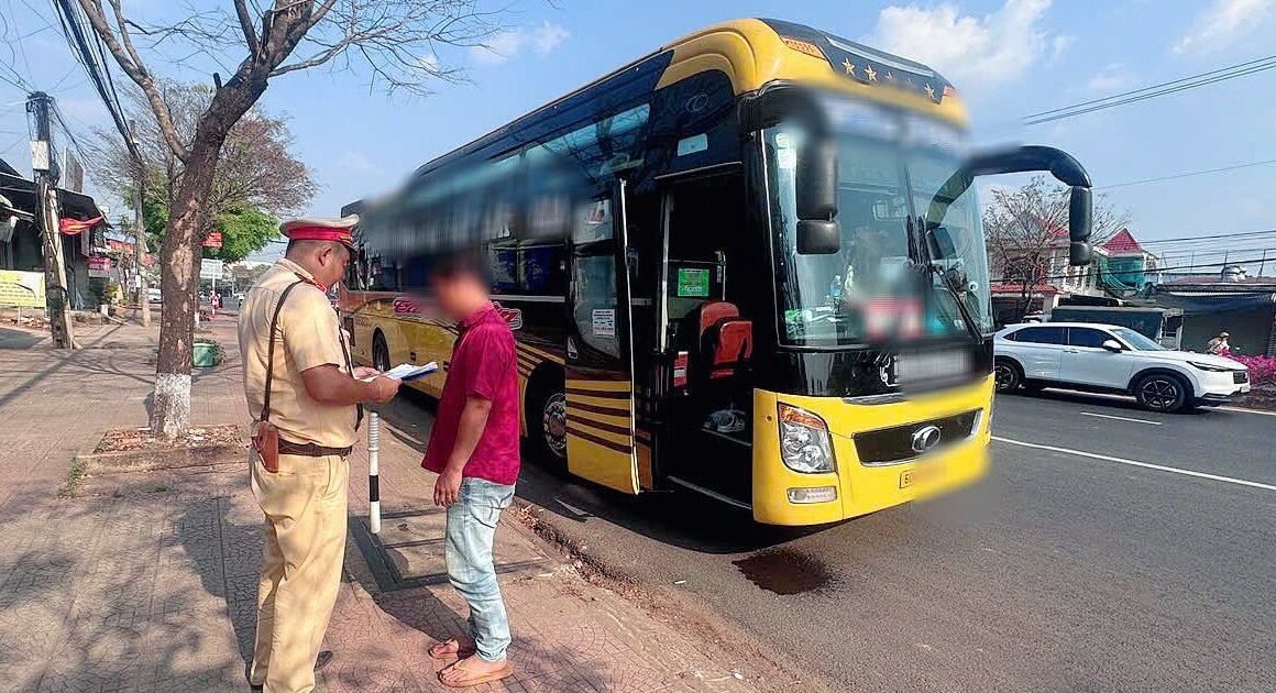 XE KHÁCH CHỞ QUÁ NGƯỜI, ĐI SAI LÀN TRÊN QUỐC LỘ 14 BỊ PHÁT HIỆN VÀ XỬ PHẠT NHƯ THẾ NÀO?