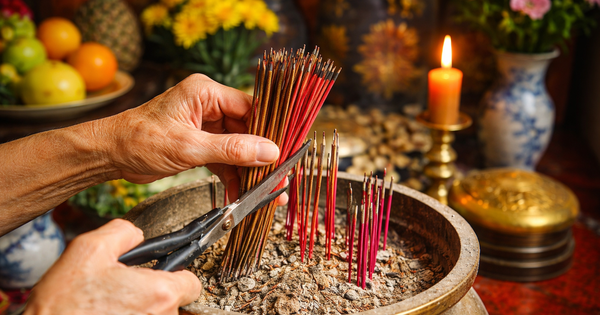 BẠN CHỈ NGHĨ ĐƠN GIẢN NHƯ RÚT CHÂN NHANG, NHƯNG ĐÃ BIẾT NHỮNG VỊ TRÍ “CAO CẤP” TRÊN BÀN THỜ TUYỆT ĐỐI KHÔNG ĐƯỢC PHẠM PHẢI TRONG NGÀY TIỄN ÔNG TÁO?