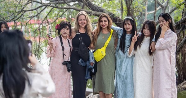 KHI NHỮNG NGÀY CUỐI NĂM GẦN KẾT THÚC, HÀ NỘI CHỜ ĐÓN TẾT TRONG ÁO DÀI RỰC RỠ TẠI HỒ GƯƠM!