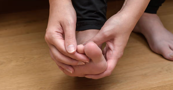 KHÔNG NGỜ CHÂN MÌNH CÓ THỂ LÀ DẤU HIỆU BÁO ĐỘNG BỆNH GAN!