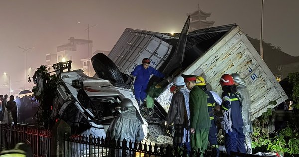 ĐỘI NGŨ CỨU NẠN ĐANG RỒI RÈO TẠI HIỆN TRƯỜNG SAU VỤ TAI NẠN ĐAU ĐỚN GIỮA TÀU HỎA VÀ Ô TÔ TẢI