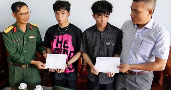 ĐẠO LÝ GÂY NGHIÊN, HAI ANH EM SONG SINH CÙNG XUẤT NGŨ: CÙNG CHỌN MÀU ÁO LÍNH NGAY SAU TỐT NGHIỆP!