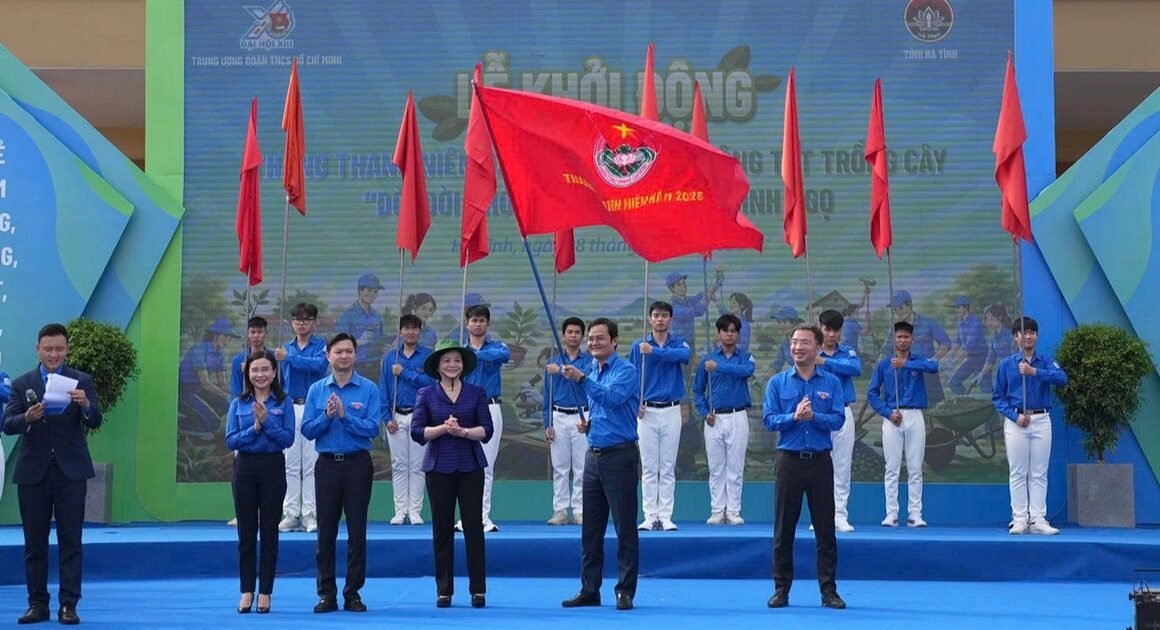 KHƠI DẬY TRÁI TIM YÊU NƯỚC: LỄ RA QUÂN THÁNG THANH NIÊN VÀ TẾT TRỒNG CÂY “ĐỜI ĐỜI NHỚ ƠN BÁC HỒ” NĂM 2026 ĐANG DIỄN RA HẤP DẪN